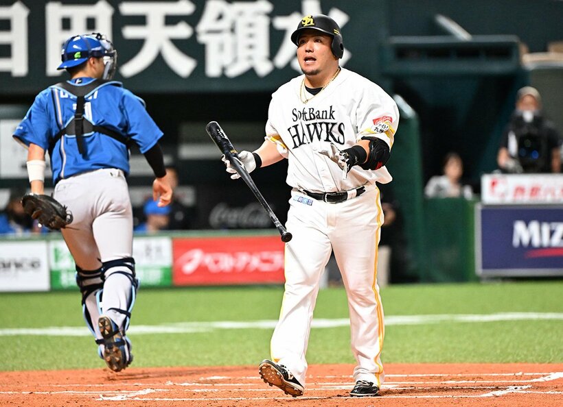 初回に空振り三振に倒れたソフトバンク・山川穂高(右)