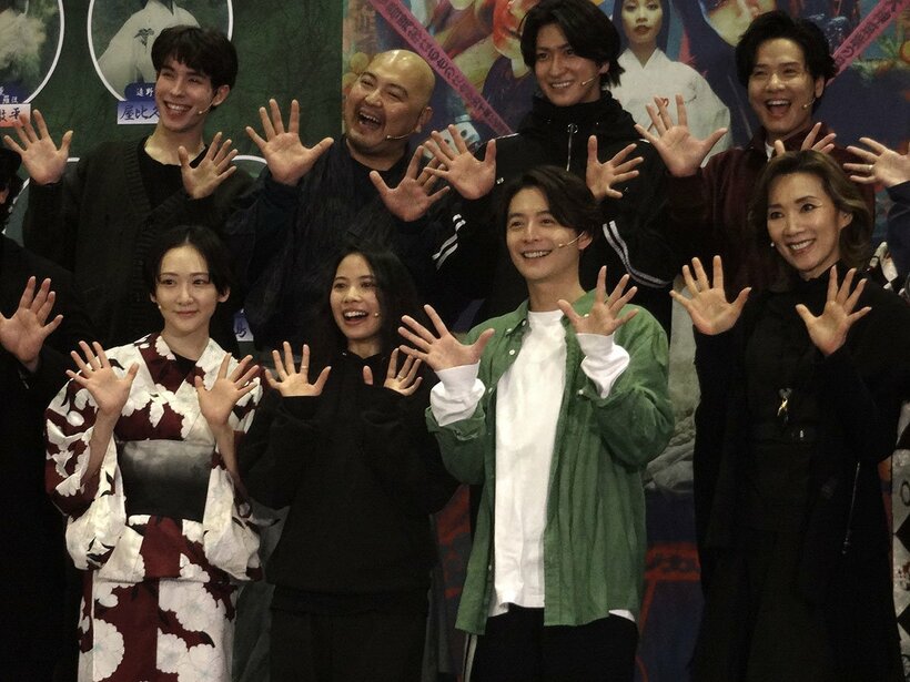 前列左から生駒里奈、屋比久知奈、小池徹平、真琴つばさ。後列左から東島京、加治将樹、相葉裕樹、木内健人