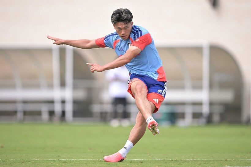 練習でシュートを放つ塩貝健人