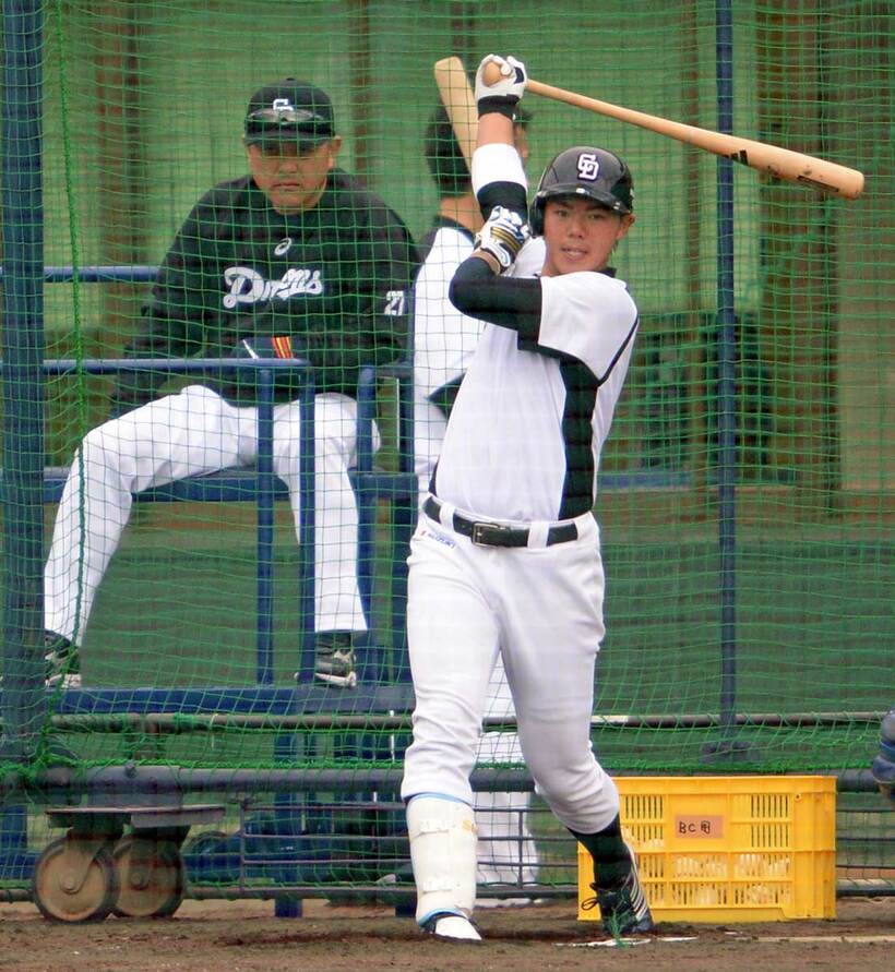  高橋周の打撃練習を見守る谷繁監督（左）