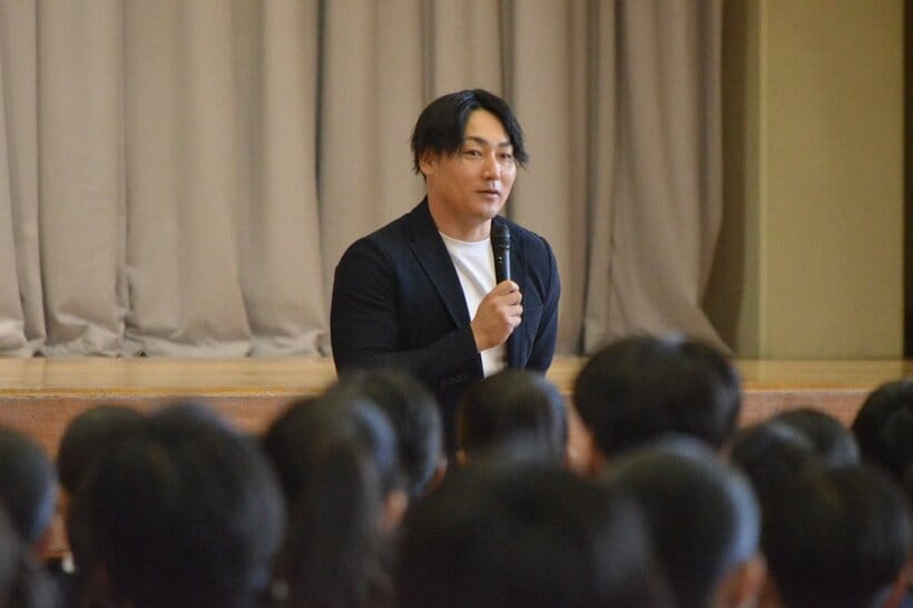 中学校で講演する巨人・丸佳浩