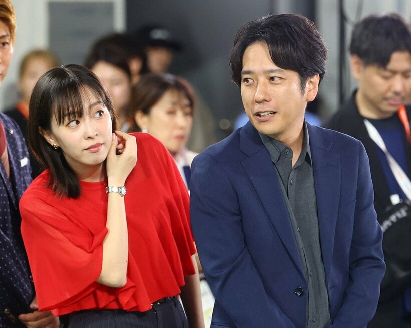 豊田スタジアムでリポートした石川佳純（左）と二宮和也