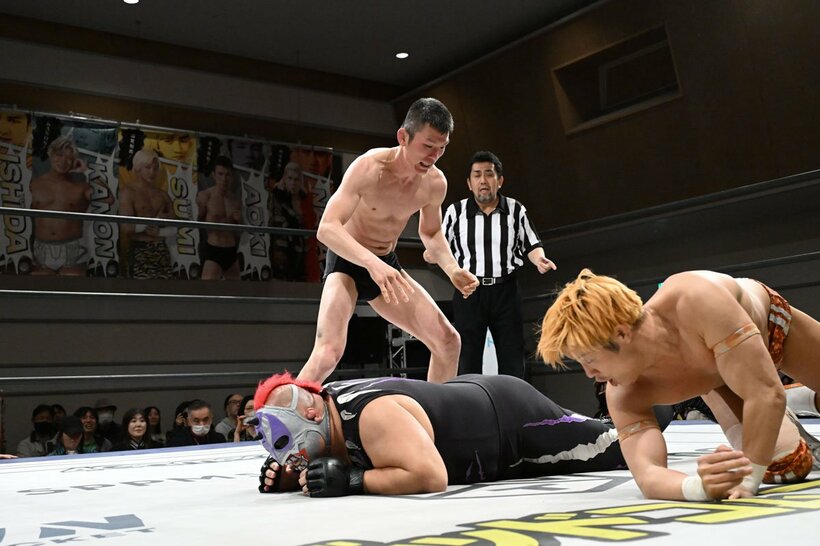 DDT横浜大会で渋い働きを見せた青木（中央）