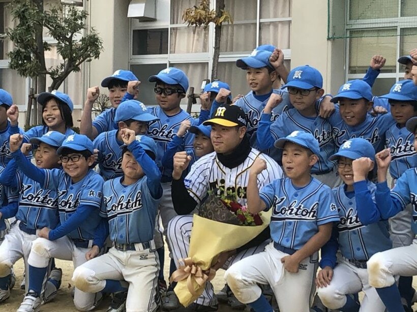  子供たちとの記念写真に納まる阪神・佐藤輝
