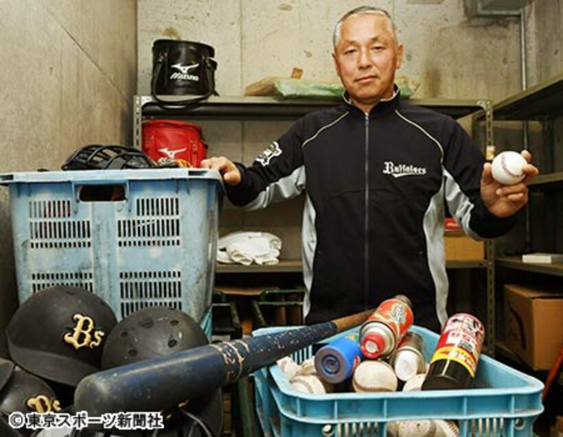 オリックスの用具倉庫でポーズをとる松本氏