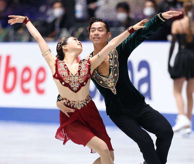  高橋大輔（右）と村元哉中（東スポWeb）