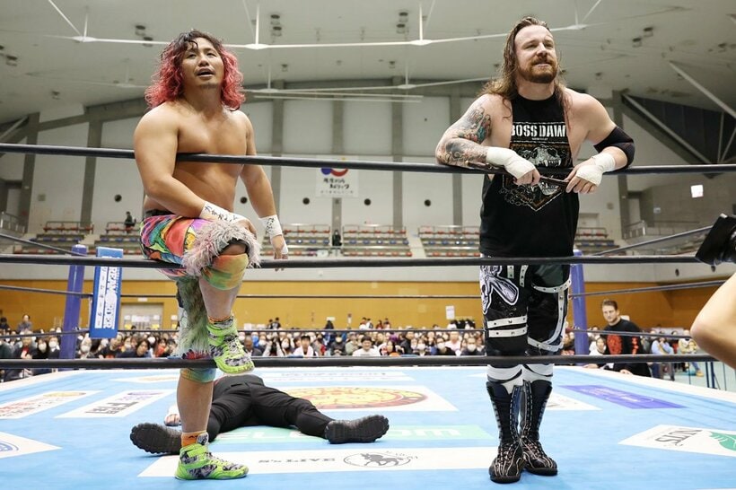 「帝国」を相手に余裕の表情のデビッド・フィンレー(右)と高橋ヒロム