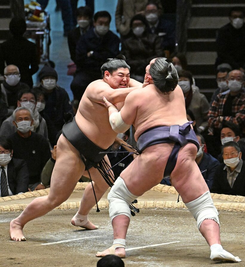  照ノ富士(右)を下し、Ｖ戦線に残った阿炎（東スポWeb）