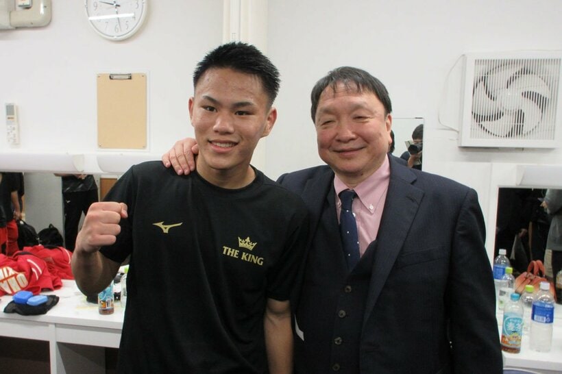 デビュー戦で勝利した藤木勇我（左）をねぎらう大橋秀行会長