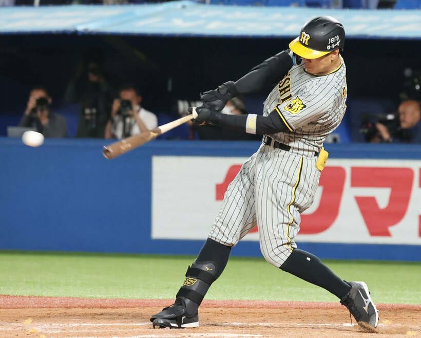 ９回、適時二塁打を放つ阪神・佐藤輝