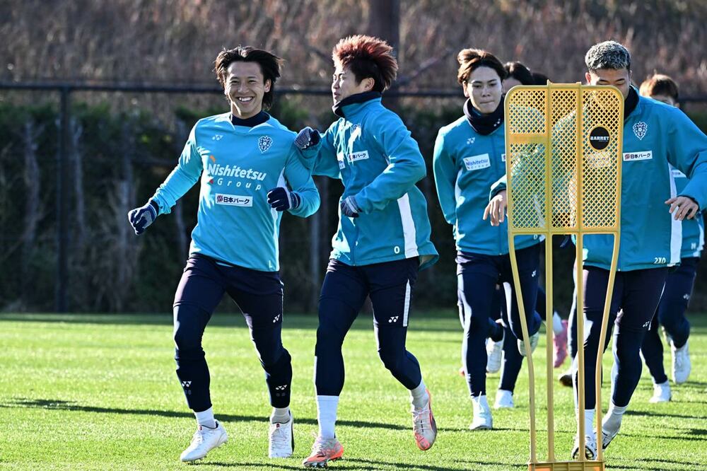 チームメートと汗を流す松岡大起（左端）