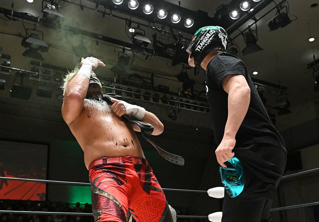 拳王(左)に毒霧を噴射したBUSHI