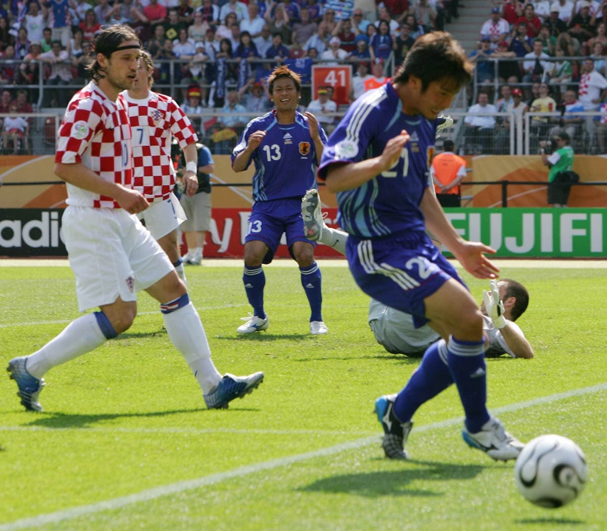 世界の”釜本邦茂氏 06年W杯の柳沢敦QBK事件に〝ボールにか