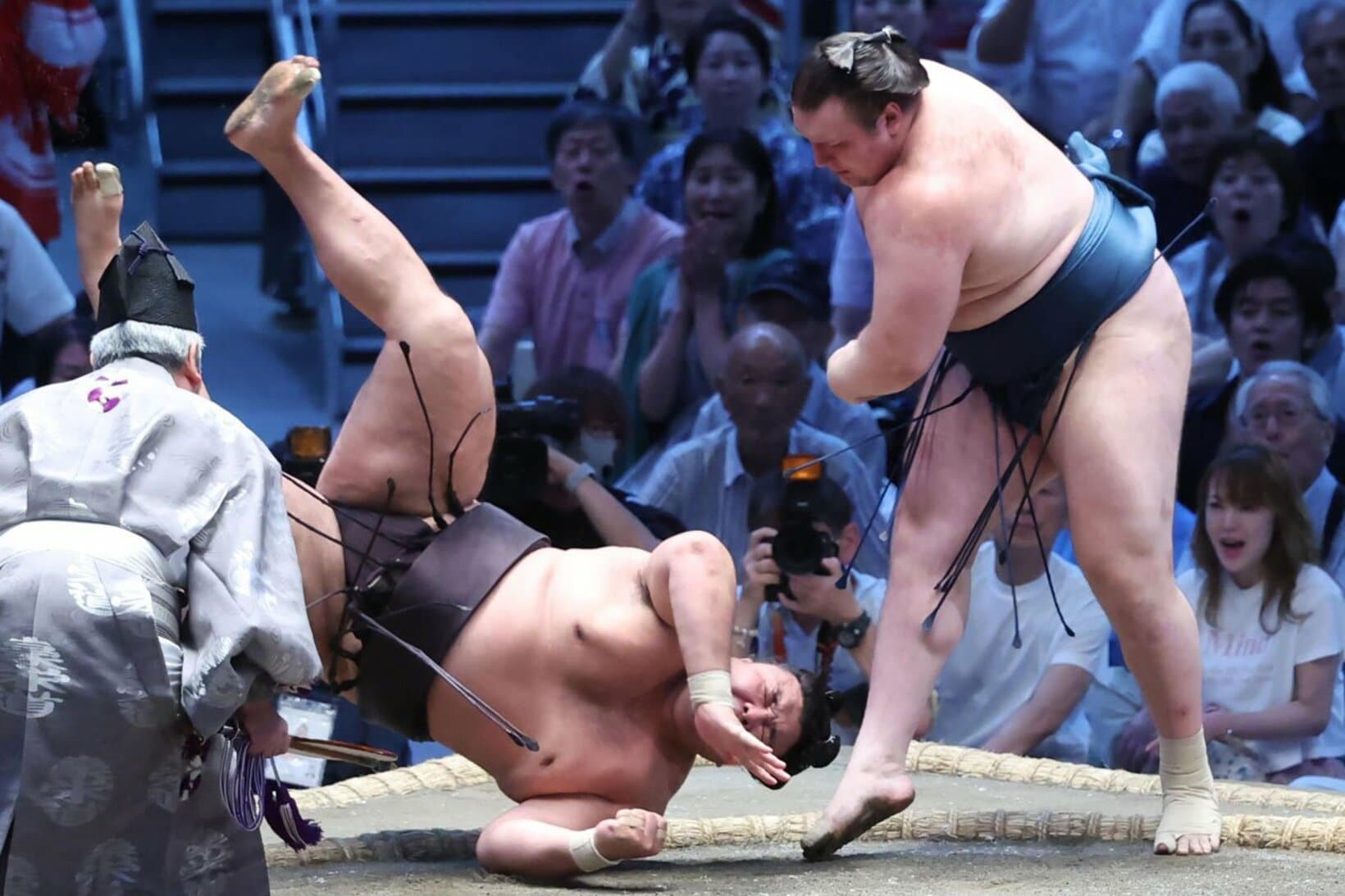 安青錦(右)の肩透かしで土俵に叩きつけられた霧島