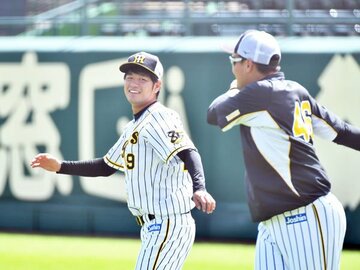  甲子園で調整した阪神・高橋（左）