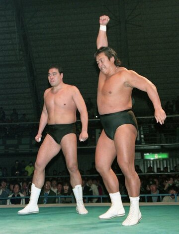 コールを受ける長州力（右）と安田忠夫（１９９４年）