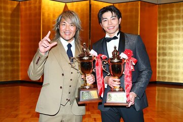 プロレス大賞・技能賞の棚橋弘至（左）と新人賞・武知海青