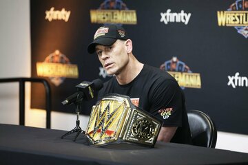 試合後の会見で不機嫌な表情のジョン・シナ（©WWE）