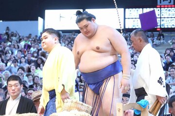 伯桜鵬に押し出され、肩を落とす大の里(中)