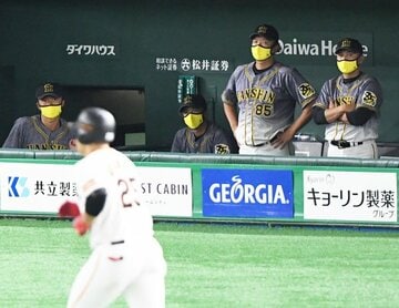  岡本(手前)に本塁打を打たれ渋い表情の矢野監督(右から３人目)