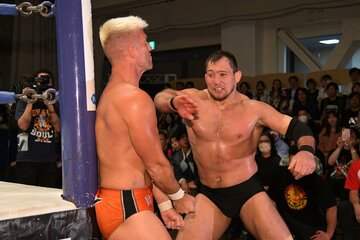 ザック・セイバーＪｒ．（左）に逆水平チョップを打ち込むボルチン・オレッグ