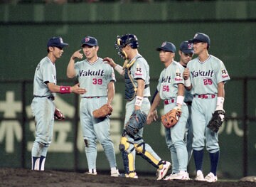 完投勝利後にグラウンドでするハイタッチは格別だった。中央は古田