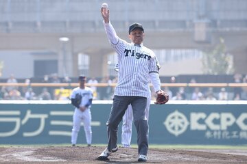 始球式を行った岡田彰布オーナー付き顧問