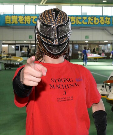 プロレスのマスクをかぶった桜本あゆみ