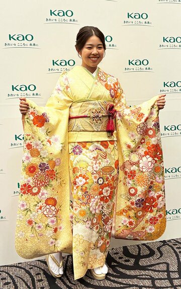 艶やかな黄色の和服姿を披露した山下美夢有