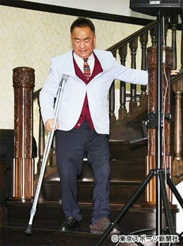  松葉づえ姿で登場したせんだみつお