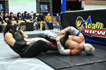 場外でミズティコ(右)の左足を破壊しにかかるDOUKI