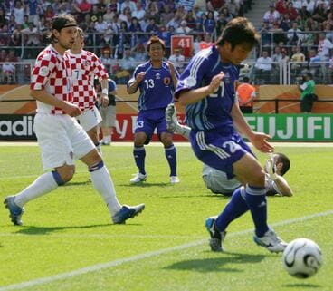 シュートを外して顔を覆う柳沢（１３番）。手前は加地（０６年６月）