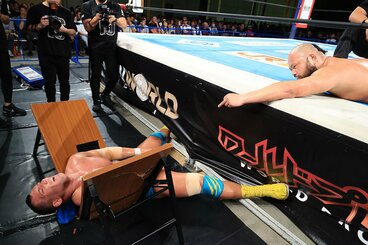 ボルチン・オレッグはオーカーンのラフファイトに苦戦。場外のテーブルに叩きつけられた