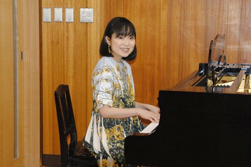 川嶋あい 来年度共学化の女子高で「旅立ちの日に…」を熱唱「気持ちを