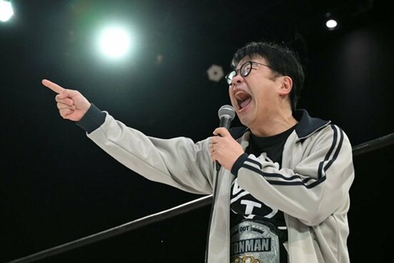 東京女子のKFCホール大会でベルトを死守し、絶叫するDDTの今林久弥GM