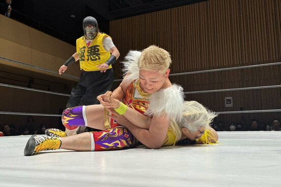 ダンプ松本にワキ固めを決める神取忍