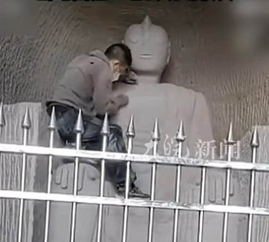 物議を醸したウルトラマン石窟仏（微博から）