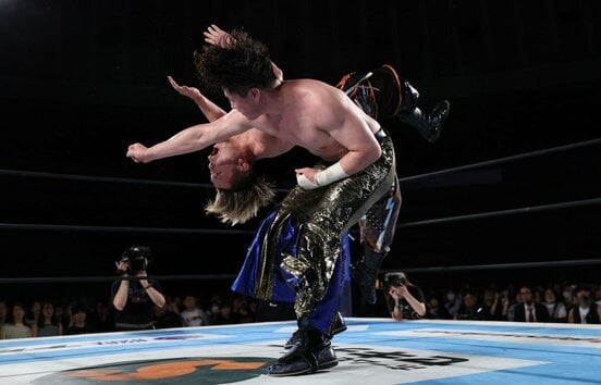 藤田晃生(奥)をラリアートで吹っ飛ばしたマスター・ワト