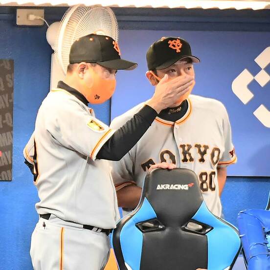  阿部作戦コーチ（右）と話す原監督