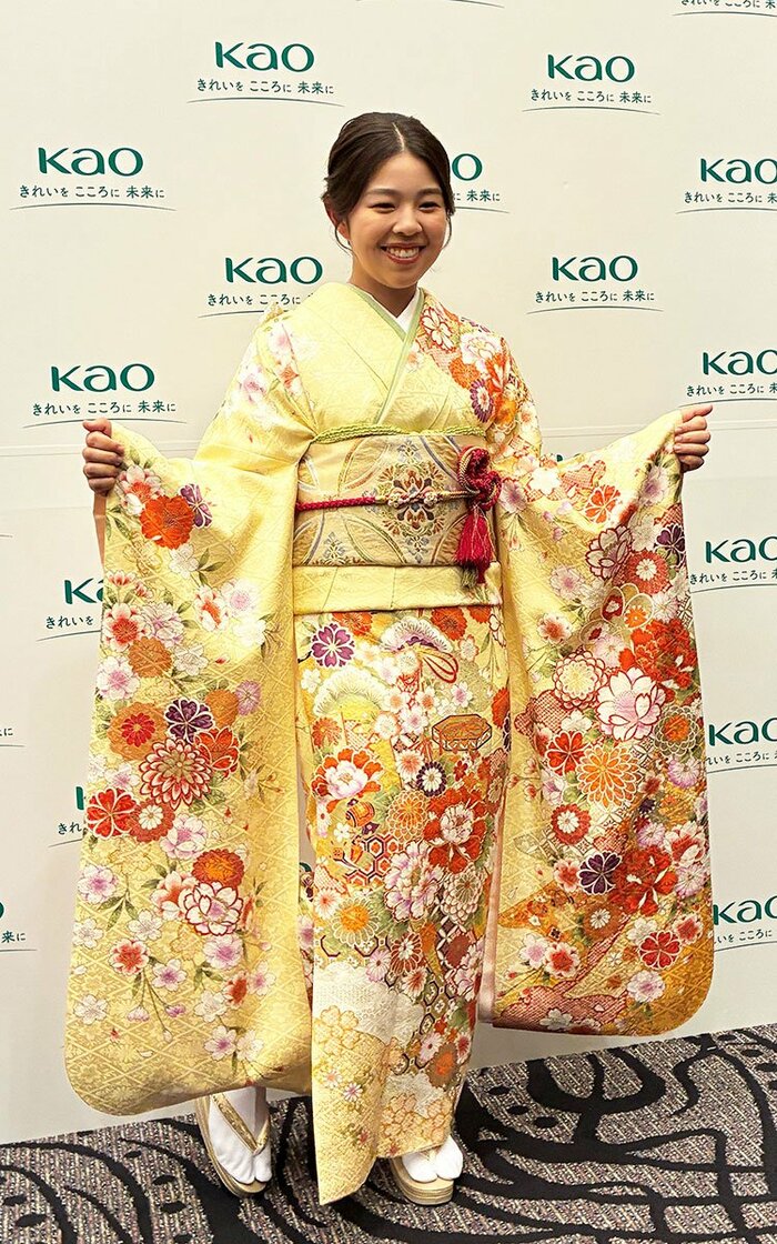 艶やかな黄色の和服姿を披露した山下美夢有