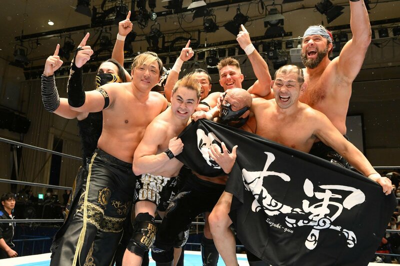 写真:【新日本】鈴木みのる メンバーの総攻撃に沈み…鈴木軍11年の 写真:【新日本】鈴木みのる メンバーの総攻撃に沈み…鈴木軍11年の