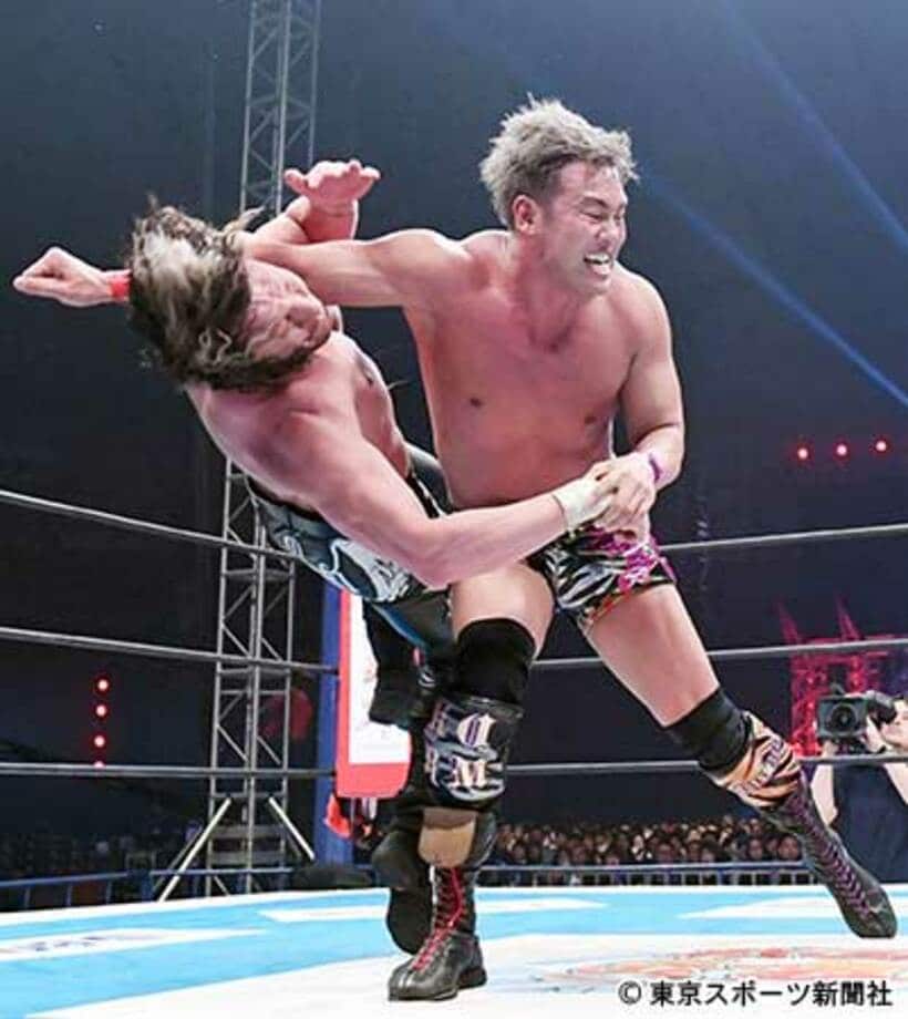  ベストバウトに選ばれたオカダ（右）Ｘケニー戦