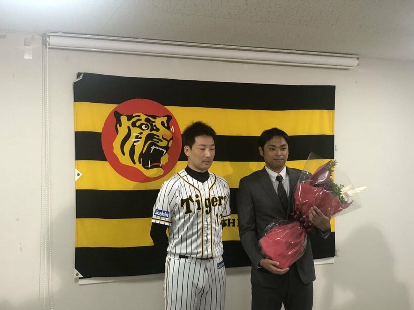  引退会見に臨んだ桑原(右)とサプライズで花束贈呈に現れた岩崎(東スポWeb)