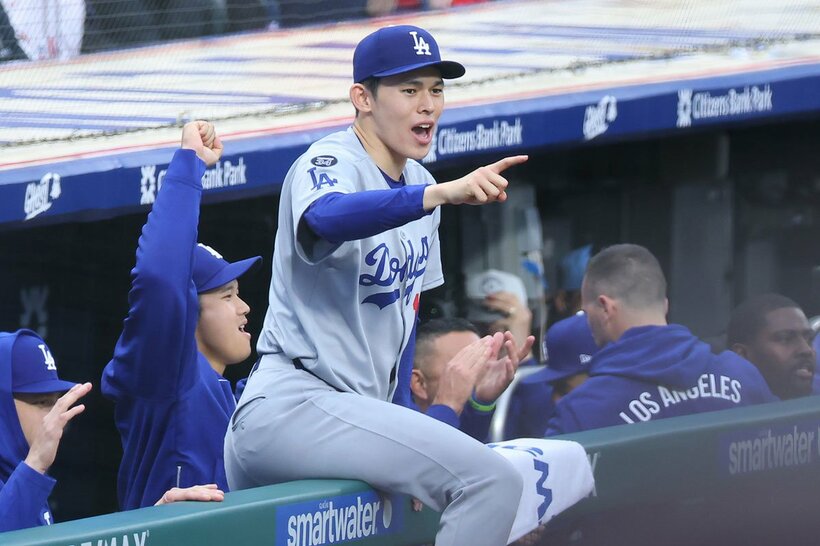 ベンチで戦況を見守る佐々木朗希