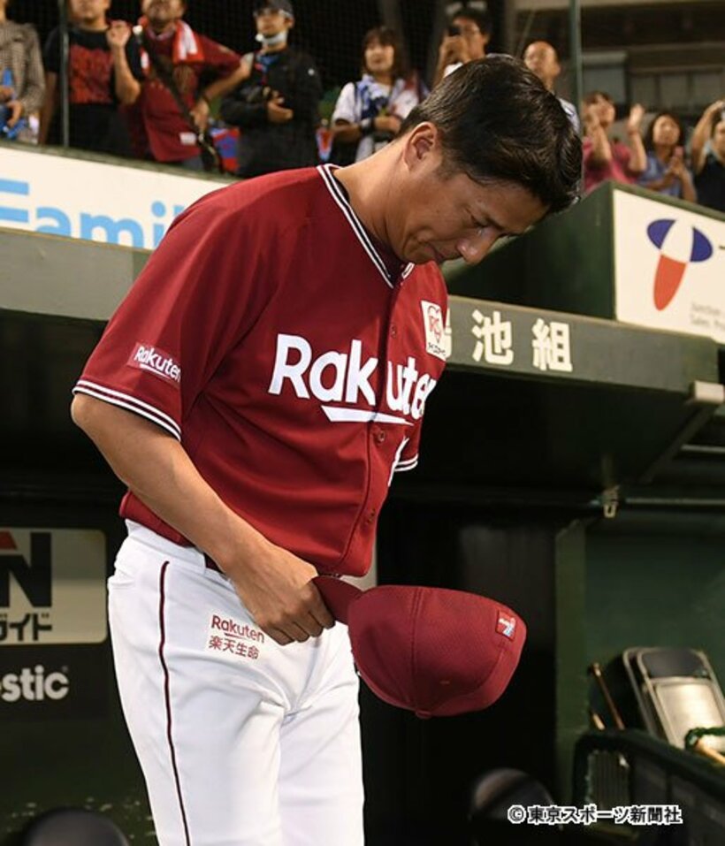  ベンチ前で一礼する平石監督