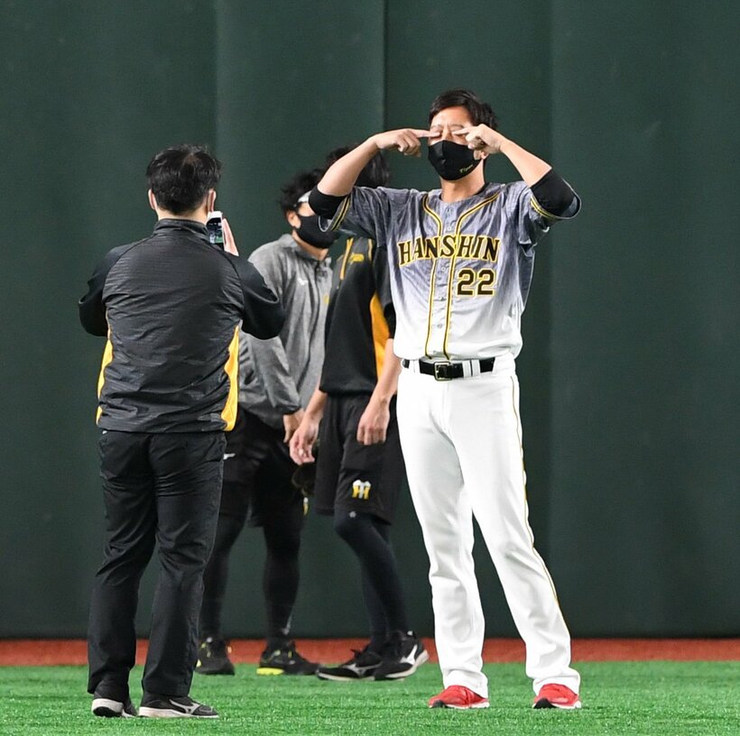  藤川は登場曲が流れ泣きまねポーズ