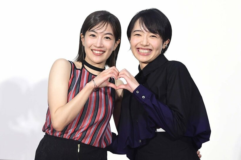 仲良しぶりを見せつけた木竜麻生(左)と森田望智