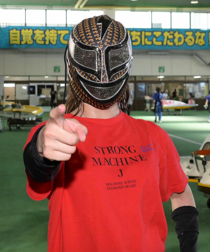 プロレスのマスクをかぶった桜本あゆみ