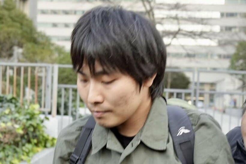 取り押さえられた宮西詩音被告