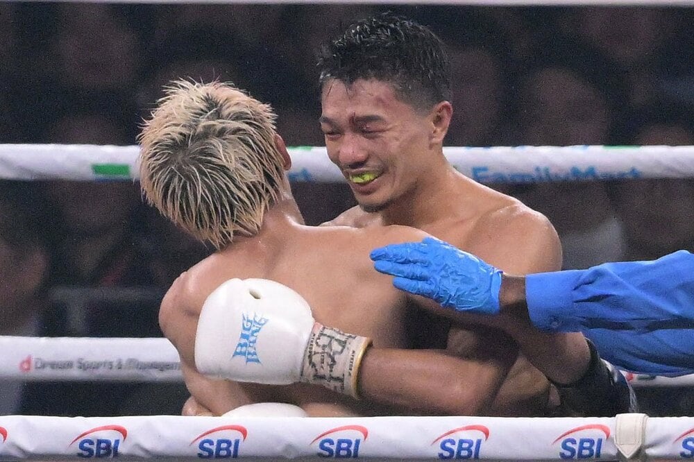 試合後、笑顔で健闘を称え合う井上と中谷
